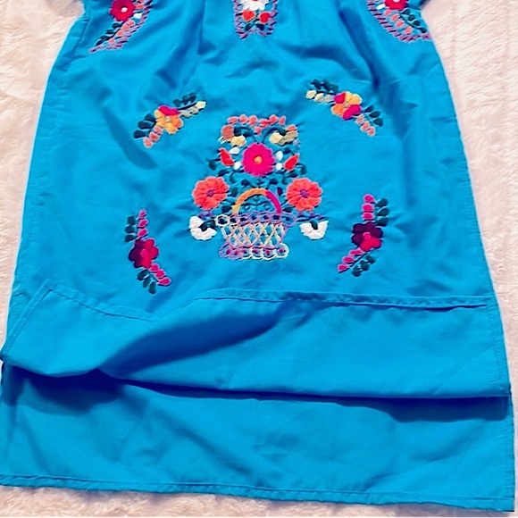 Embroidered handmade Mexican dress - Picture 5 of 9